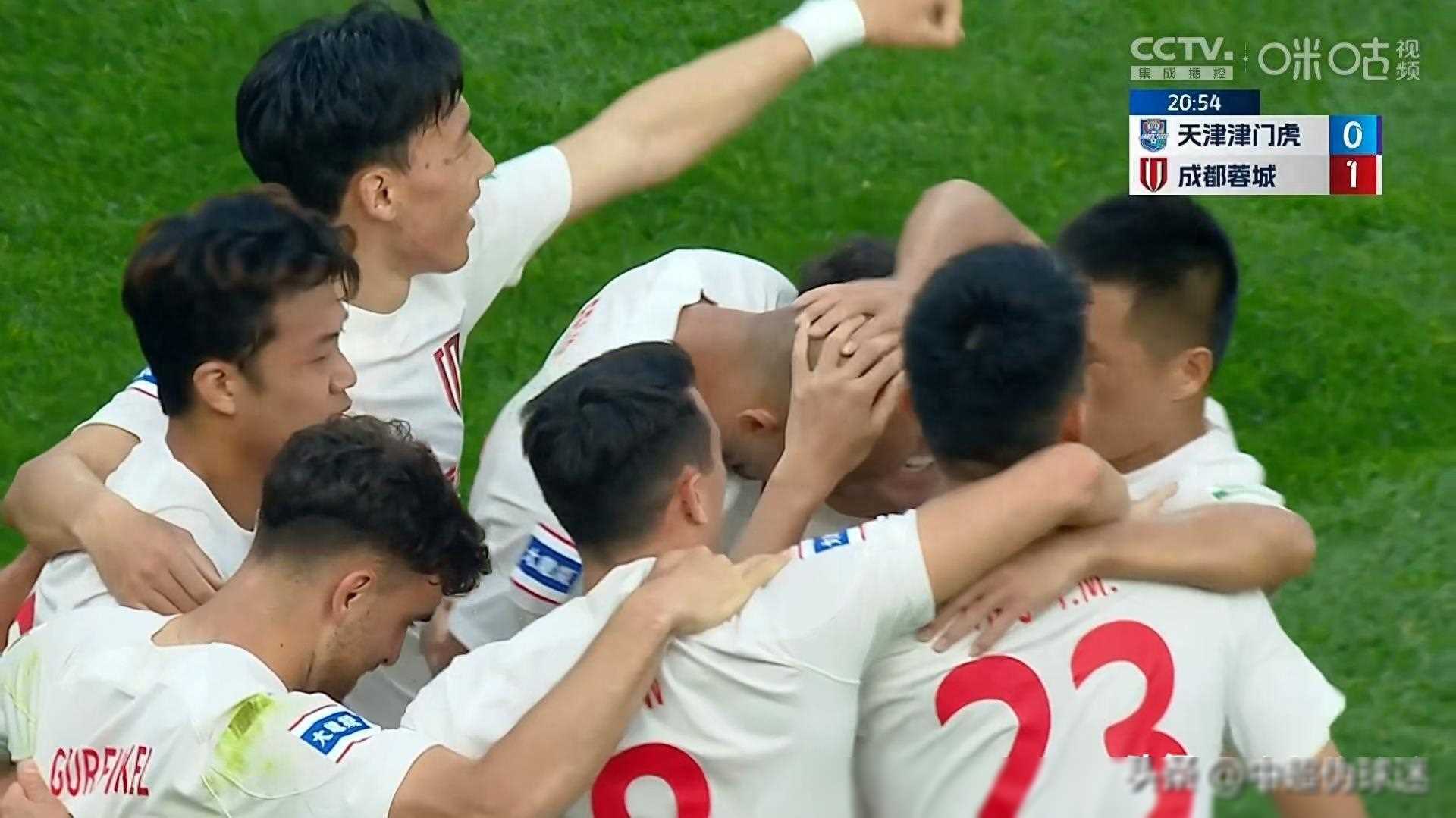 体育赛事引发球迷狂热，现场火爆